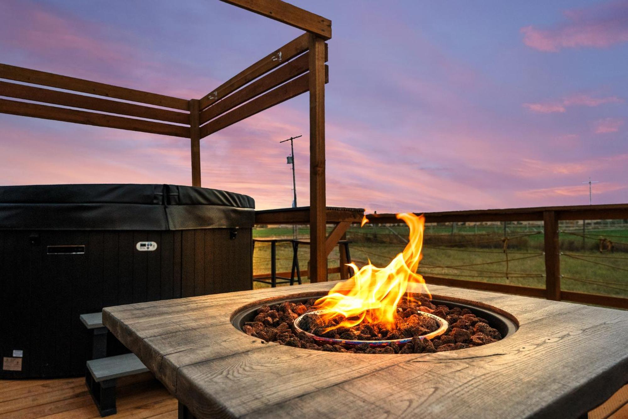 Modern Tiny Cabin, With Hot Tub In Choteau Mt Zewnętrze zdjęcie