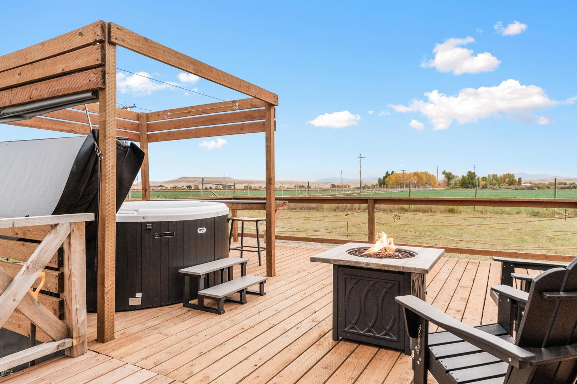 Modern Tiny Cabin, With Hot Tub In Choteau Mt Zewnętrze zdjęcie