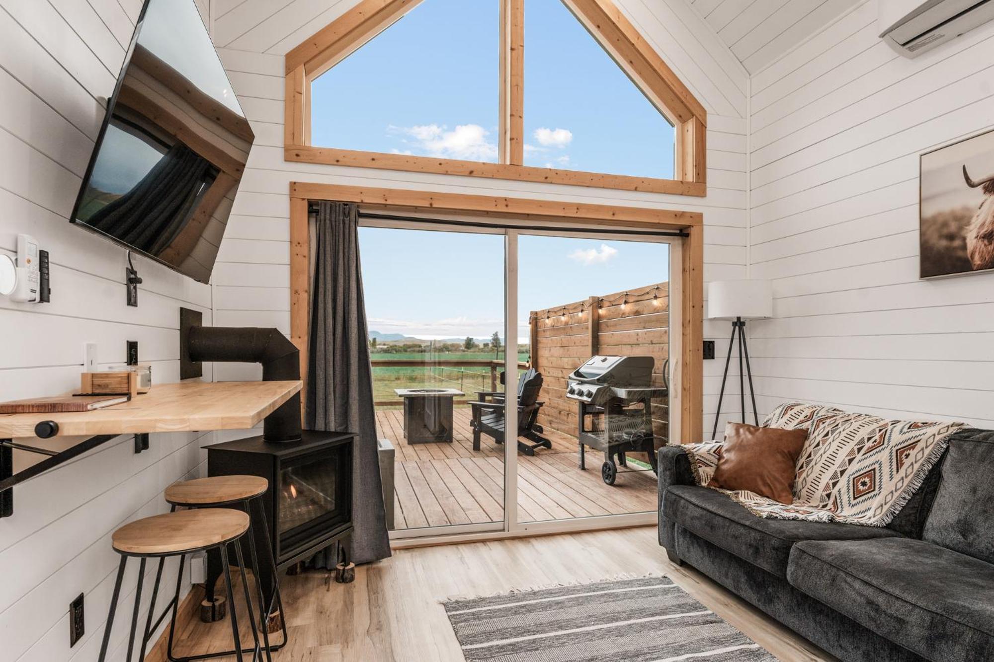 Modern Tiny Cabin, With Hot Tub In Choteau Mt Zewnętrze zdjęcie